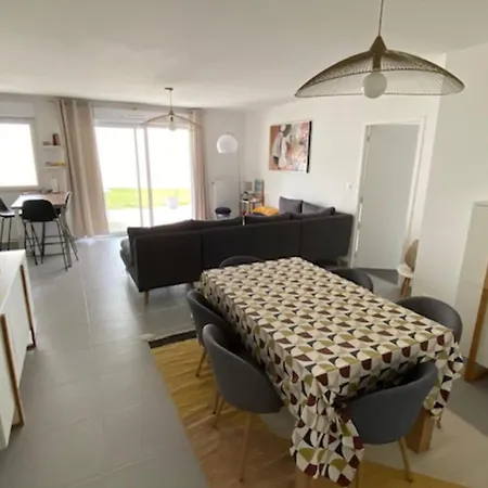 Spacious Family Nest With Terrace In
