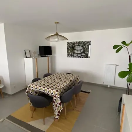 Spacious Family Nest With Terrace In
