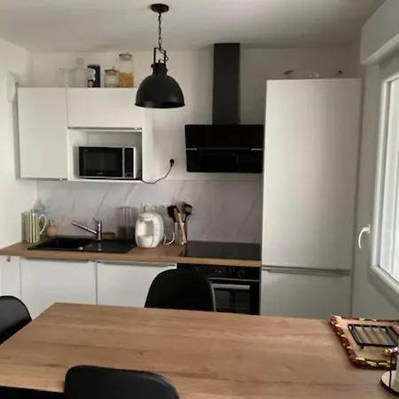 Spacious Family Nest With Terrace In Apartment *